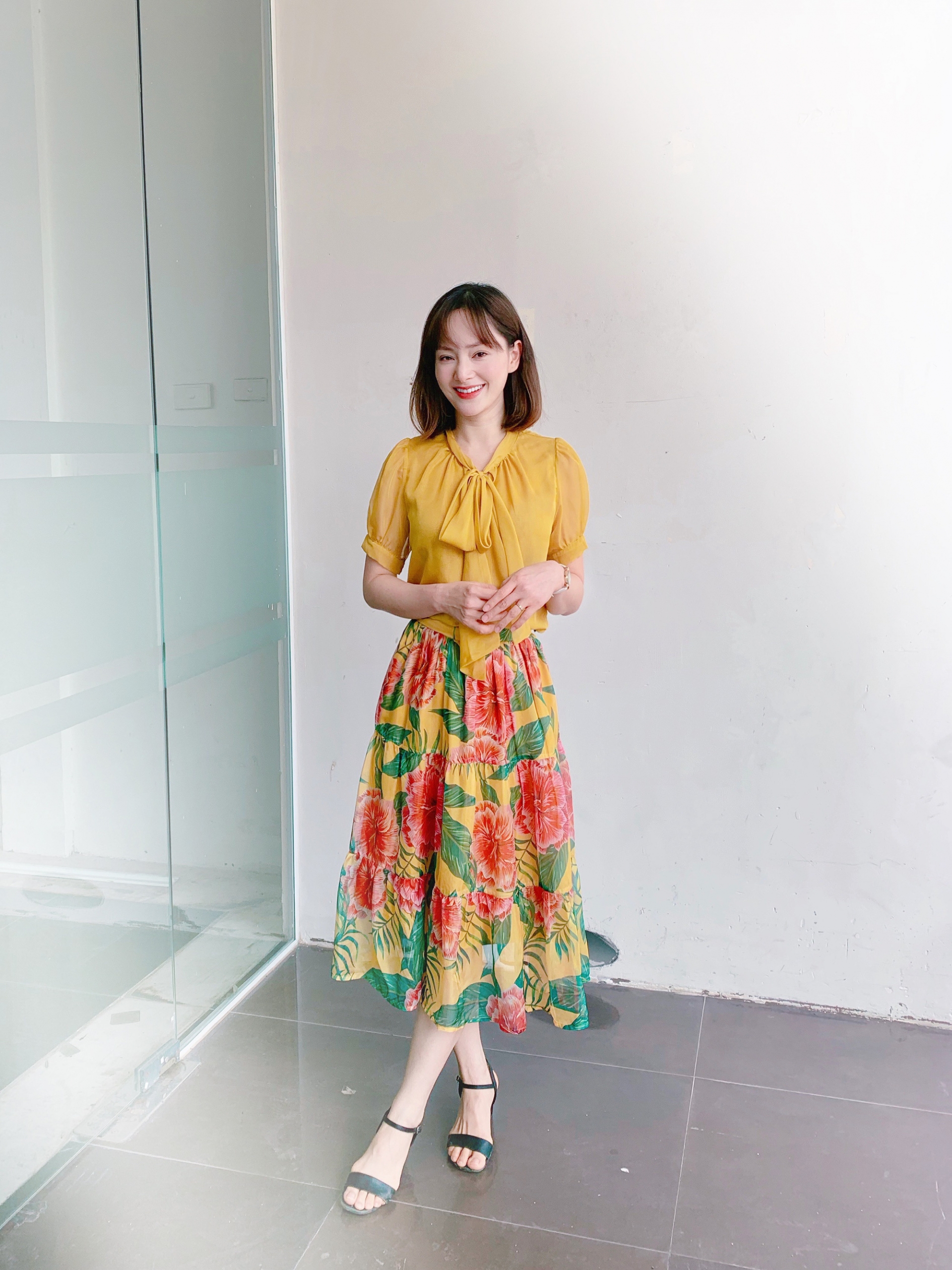 Trang phục chủ yếu của Lan Phương là áo sơ mi hoặc áo blouse phối cùng chân váy dài.