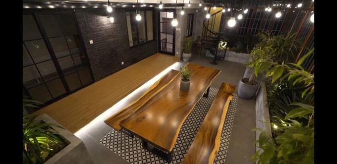 Sân thượng thiết kế giống một quán cafe khá 'chill' với hệ đèn lãng mạn và bộ bàn ghế băng.