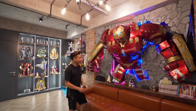 Phòng làm việc của Độ Mixi tọa lạc tại tầng 2. Độ Tày đã đặt nguyên một hình nộm Hulkbuster khổng lồ giống như đang 'đập tường' nhà anh bước ra, khiến cho fan Iron Man đều phải ghen tỵ vì độ chất.