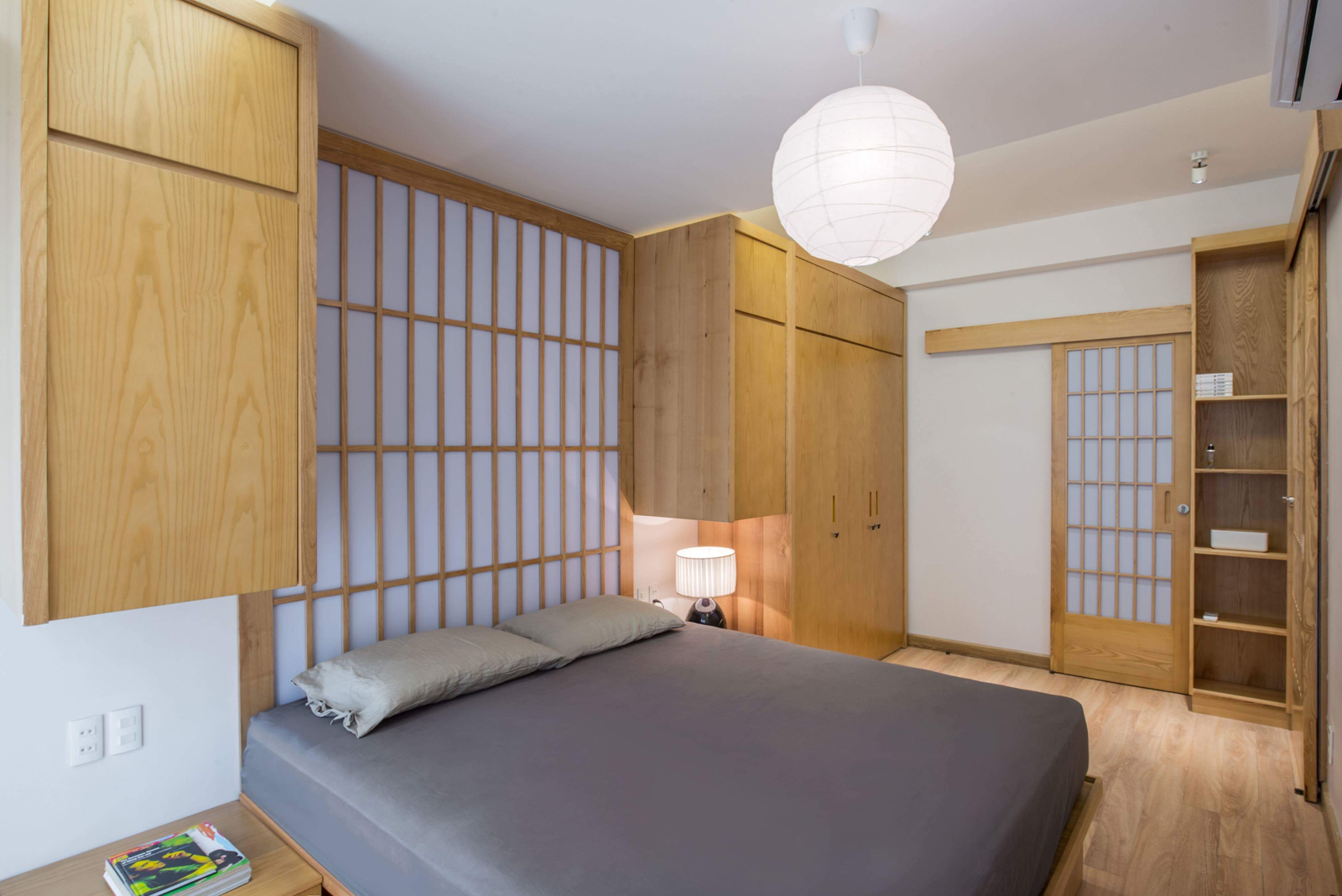 Phòng ngủ thiết kế tối giản với gam màu trung tính, giống như những căn nhà gỗ cổ truyền ở Nhật.