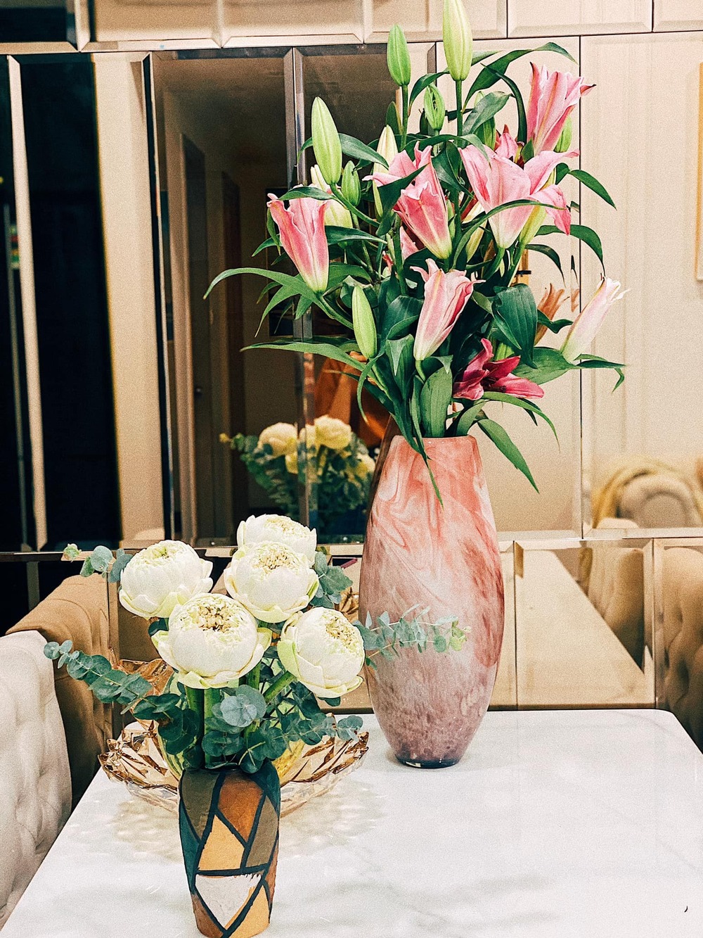 Huỳnh Hồng Loan rất chịu khó mua hoa trang trí căn hộ của mình.