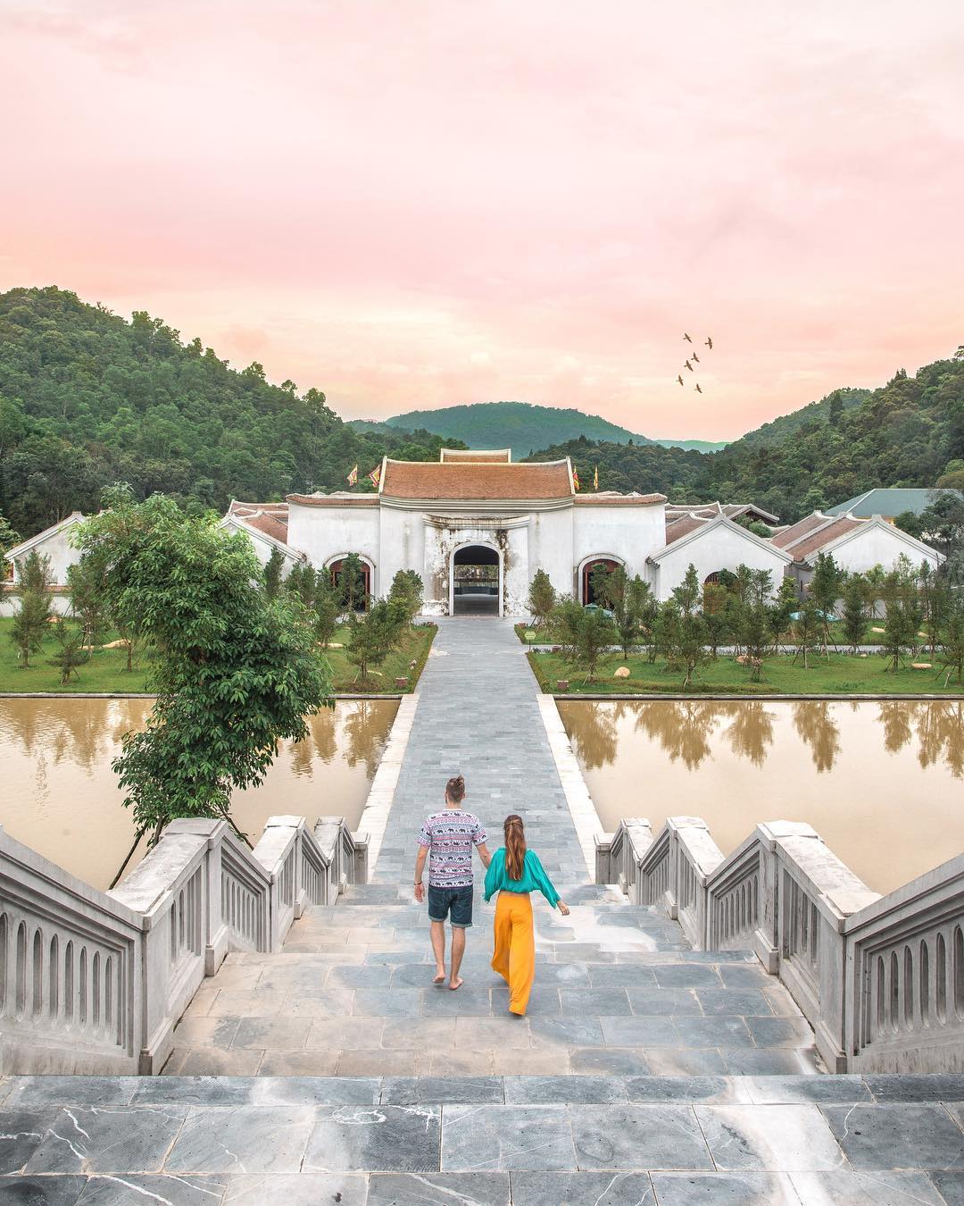 Tại Yên Tử hiện tại đã có nhiều nơi lưu trú, resort đẹp như tranh để du khách kết hợp du lịch tâm linh và du lịch nghỉ dưỡng.