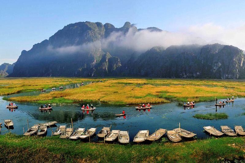 Ninh Bình được ví như vịnh Hạ Long trên cạn với nhiều hang động kỳ vỹ.
