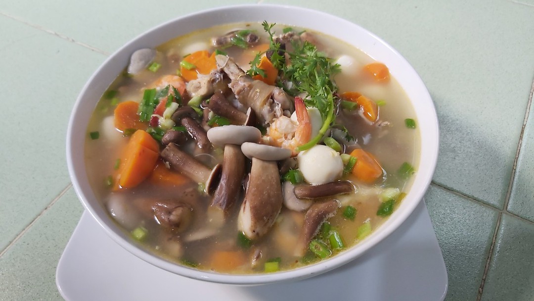 Món nấm tràm được nấu canh cùng nhiều loại rau củ, tôm khô.
