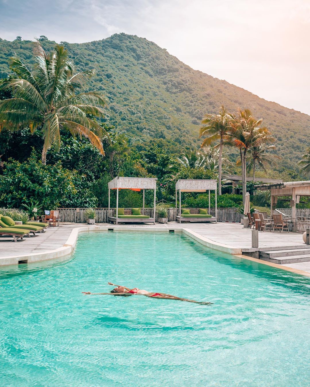 Bạn có thể đắm mình trong các bể bơi riêng biệt tại khu resort. Ảnh: @ voyagefox_.