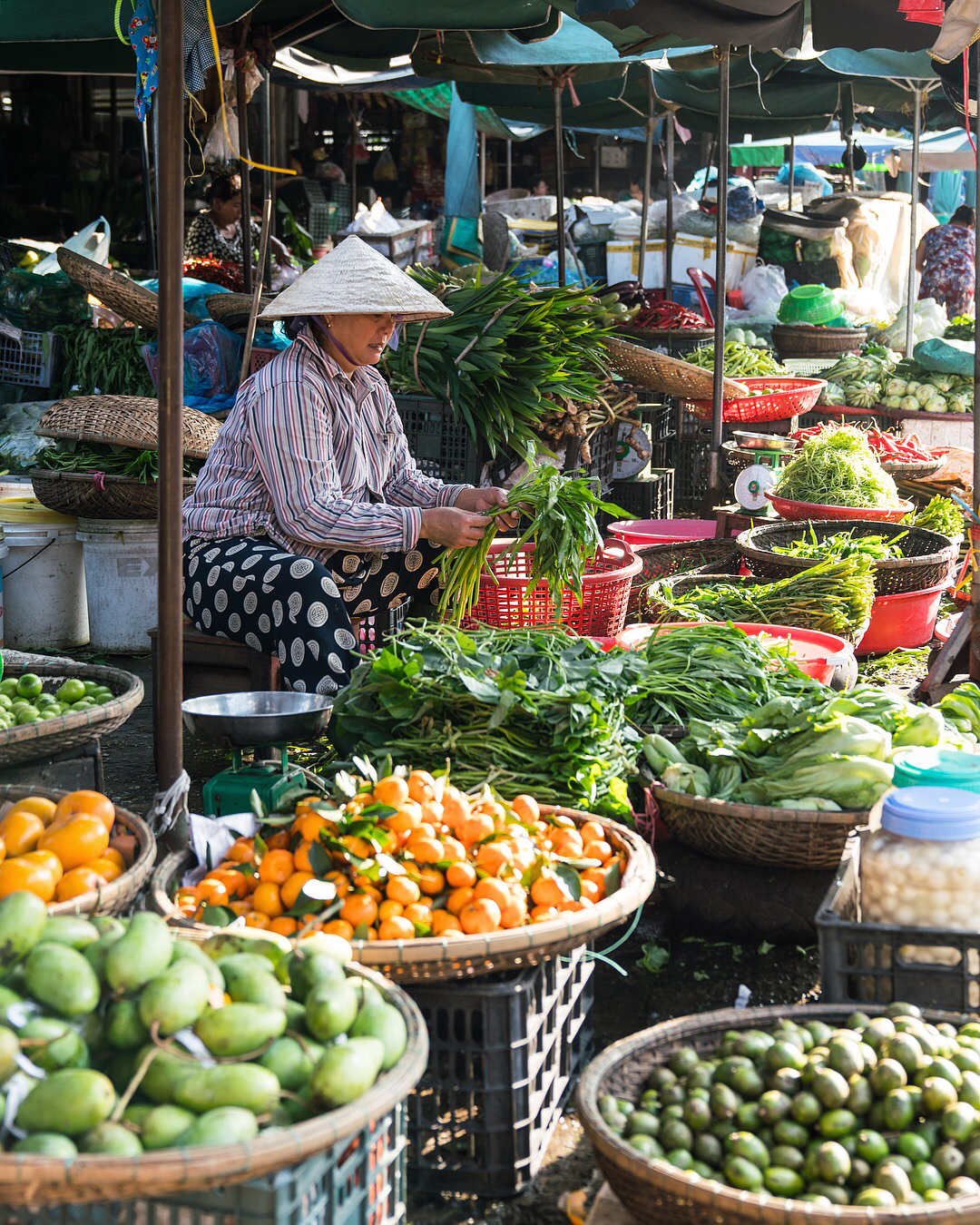 Một sạp rau ở chợ Đông Ba. Ảnh: @sliceofpai.