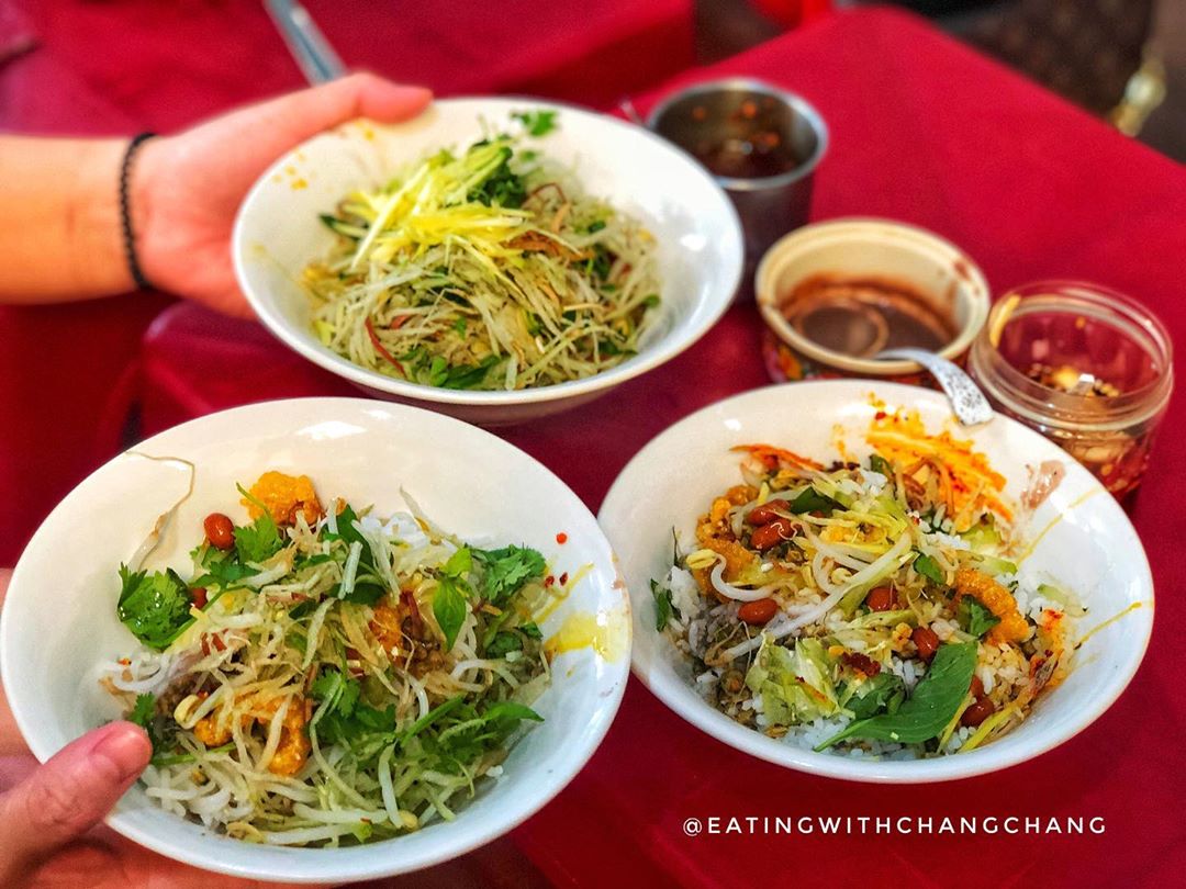 Cơm hến Bà Đen nổi tiếng ở Huế. Ảnh : @eatingwithchangchang.