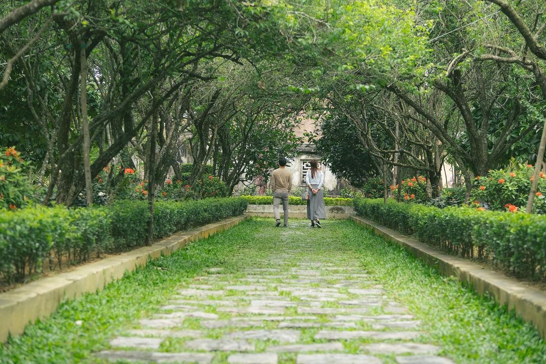 Nhà vườn này được bao phủ bởi bóng cây xanh mát, nước chảy róc rách và những công trình kiến trúc cổ kính, mang đến trải nghiệm thanh tịnh và lãng mạn nhất cho du khách.