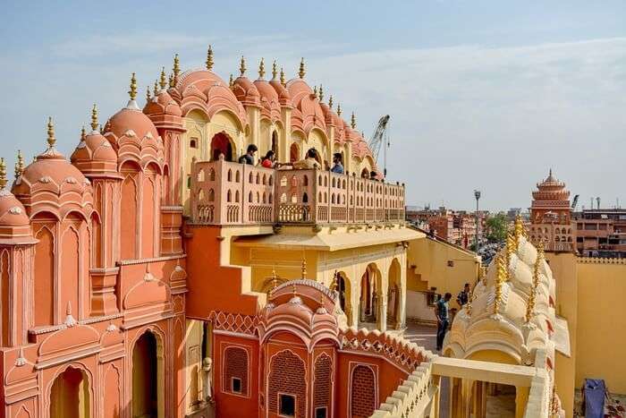 Hawa Mahal là sự kết hợp hài hoà giữa kiến trúc Hindu Rajput và Hồi giáo Mugha.
