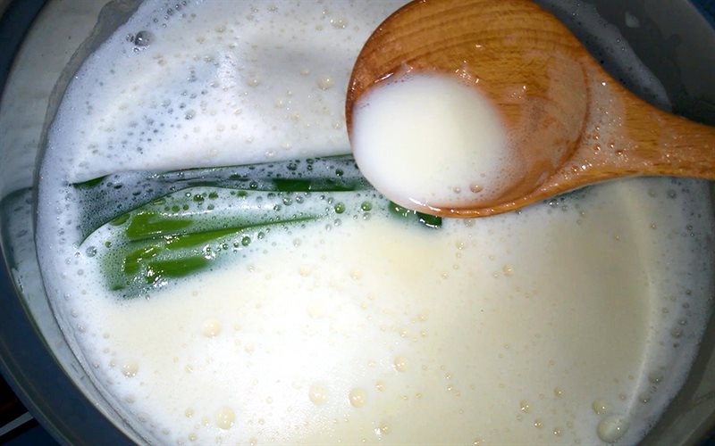Đun phần sữa đậu nành với lá dứa.