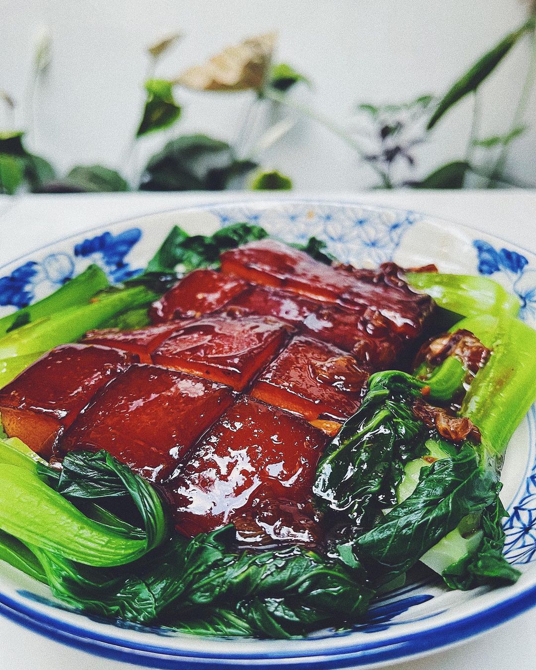 Món thịt kho Đông Pha thường ăn kèm rau cải luộc. Ảnh: @bepchulong.