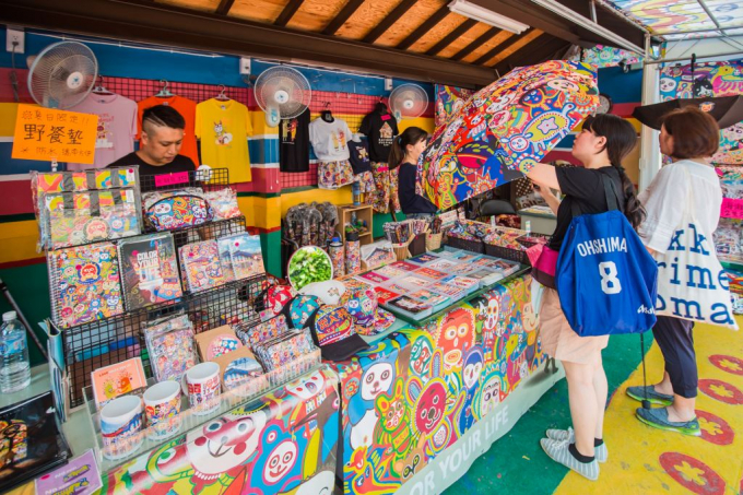 Những quầy lưu niệm rực rỡ sắc màu tại Cai Hong Juan.
