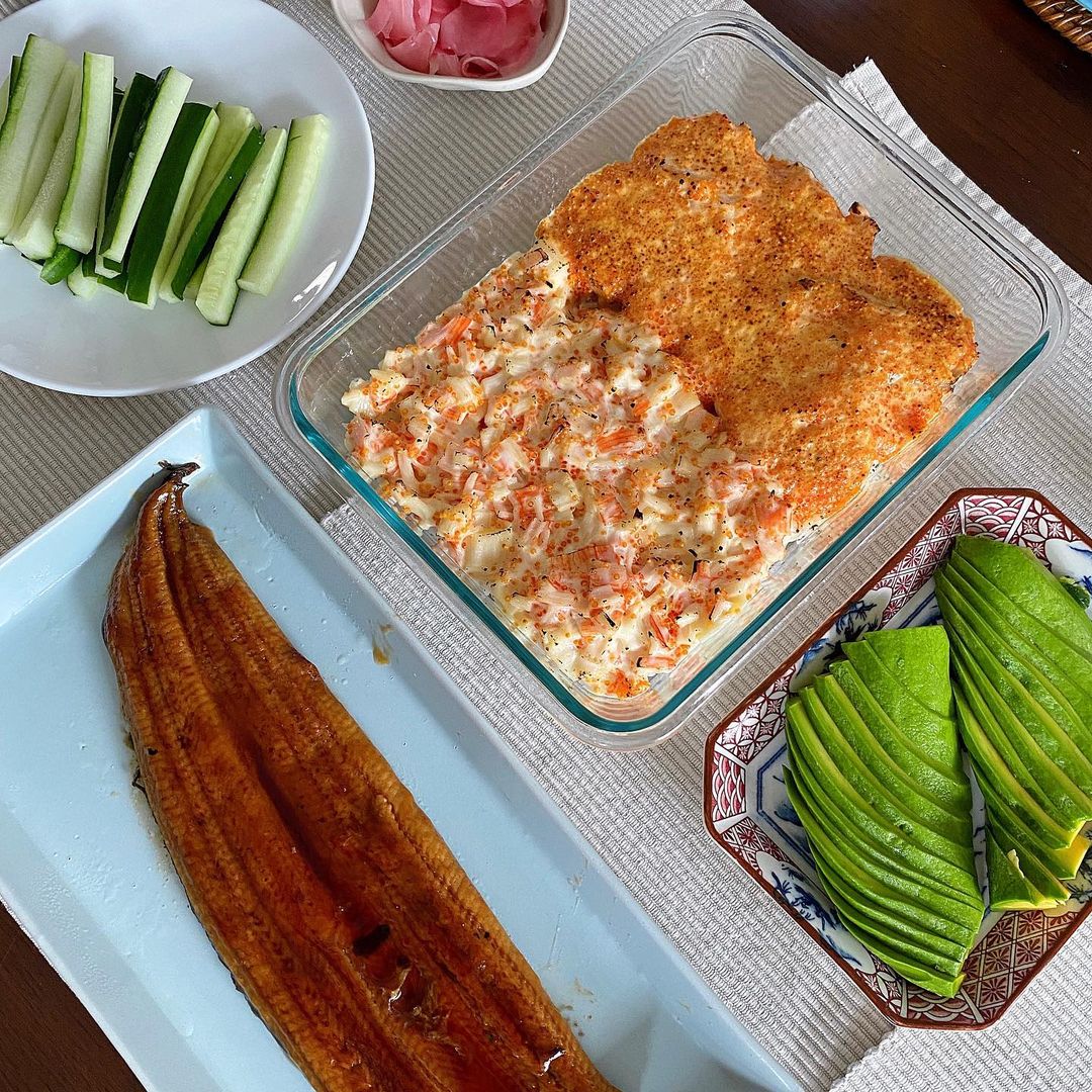 Một bữa ăn phong vị Nhật với lươn nướng, cá hồi và thanh cua khò lửa, trái bơ... Quả là nấu ăn ngon và đa dạng như Tăng Thanh Hà, ngọc nữ có thể cân cả món Việt đến món Âu, Á...