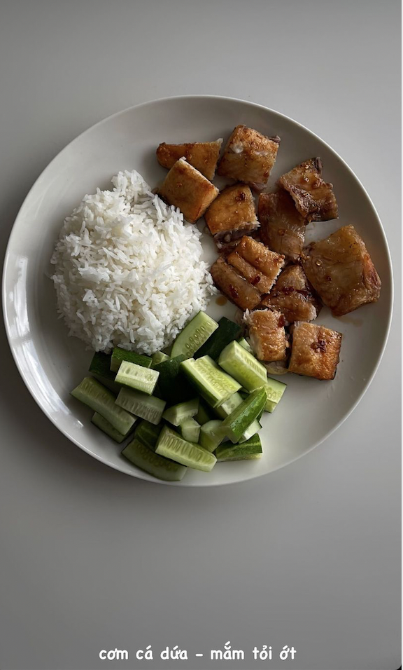 Đĩa cơm ăn kèm cá dứa mắm tỏi ớt và dưa chuột khá đơn giản nhưng đủ chất của Miu Lê.