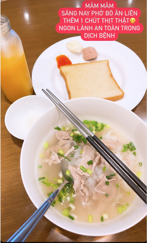 Mặc dù chỉ lót dạ buổi sáng bằng bát phở bò ăn liền và lát bánh mì, thế nhưng bữa sáng của MC Mai Ngọc đã giúp cô có đủ năng lượng cho một ngày mới.