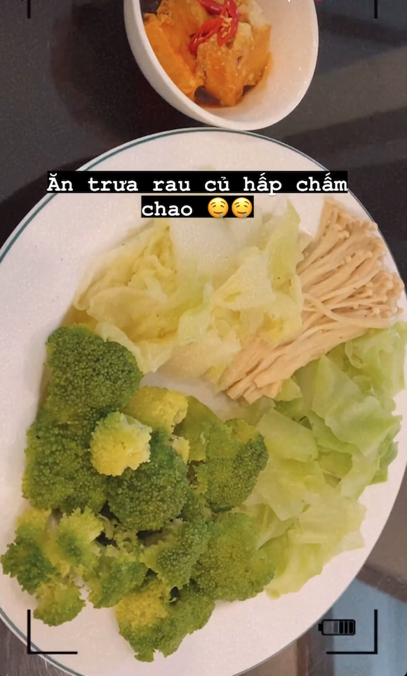 Cũng là một Hoa hậu chăm chỉ đăng các bữa ăn lên trang cá nhân, bữa ăn ngày 27/7 của Kiều Loan khá đơn giản, chỉ có một chút rau củ hấp chấm kèm chao.
