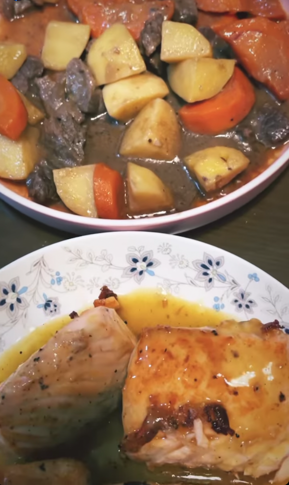 Bữa cơm nhà cô ca sĩ Hoàng Yến Chibi hôm nay cũng khá đầy đủ, vừa có thịt bò ăn kèm khoai tây cà rốt lại có món cá sốt đầy hấp dẫn và đưa cơm.