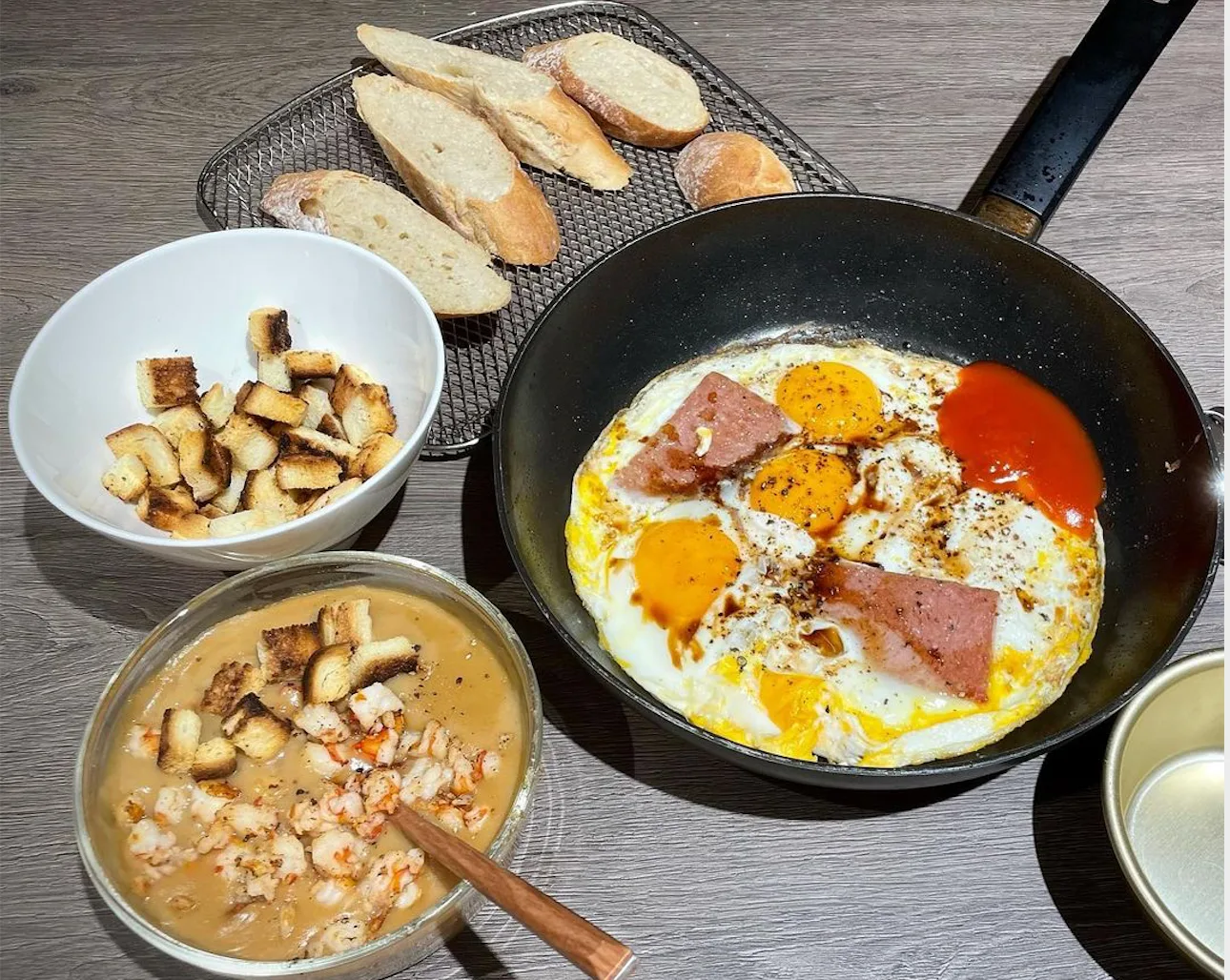 Trấn Thành đãi Hari Won bánh mì chảo, đồ ăn ngon nhưng bánh mì quá lửa rồi!