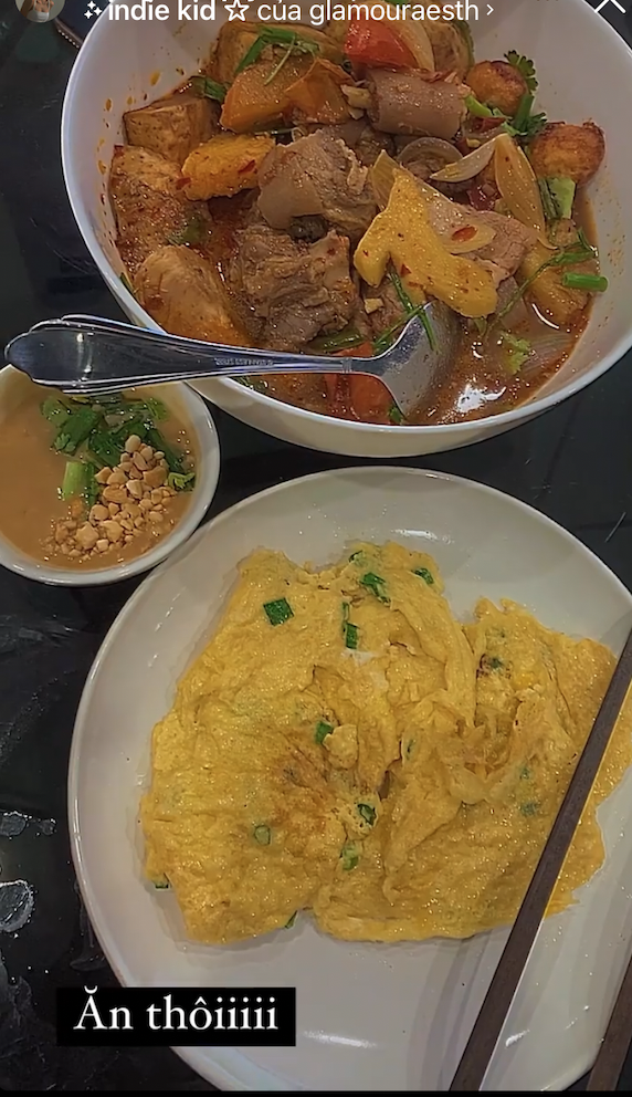 Bữa ăn hôm nay của Đồng Ánh Quỳnh có vẻ khá 'hoành tráng', ngoài món trứng chiên, cô còn có thịt bò hầm rau củ ăn kèm.