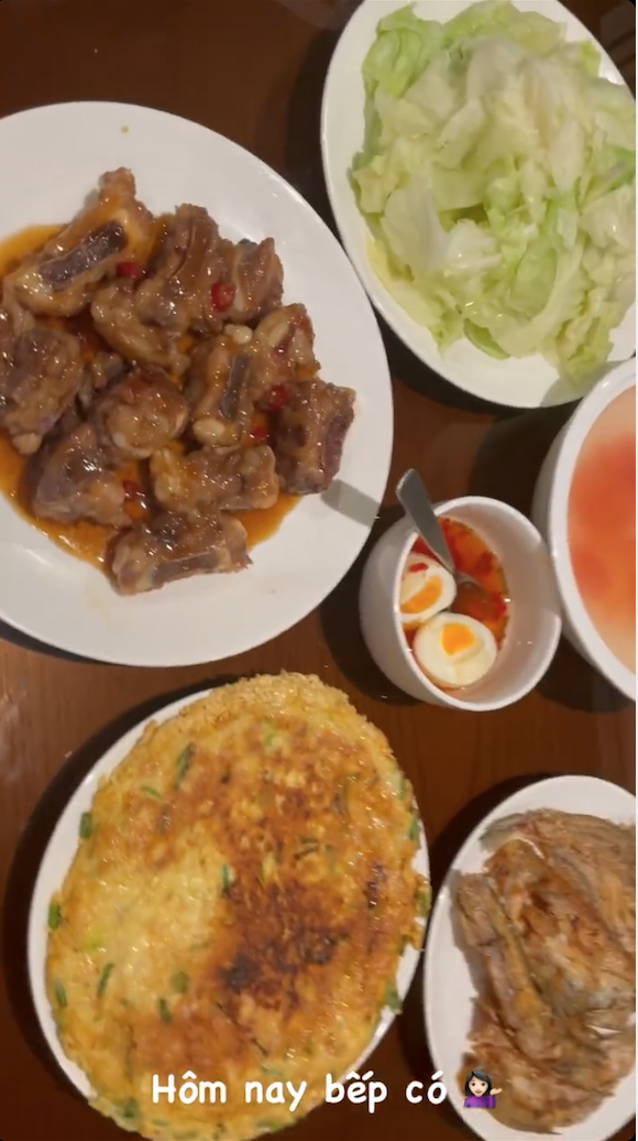Vẫn là một bữa cơm tại gia với đầy đủ các món ăn bổ dưỡng, bữa ăn nhà Văn Mai Hương hôm nay có trứng rán, sườn xào chua ngọt, cá rán, bắp cải luộc chấm kèm nước mắm trứng luộc.