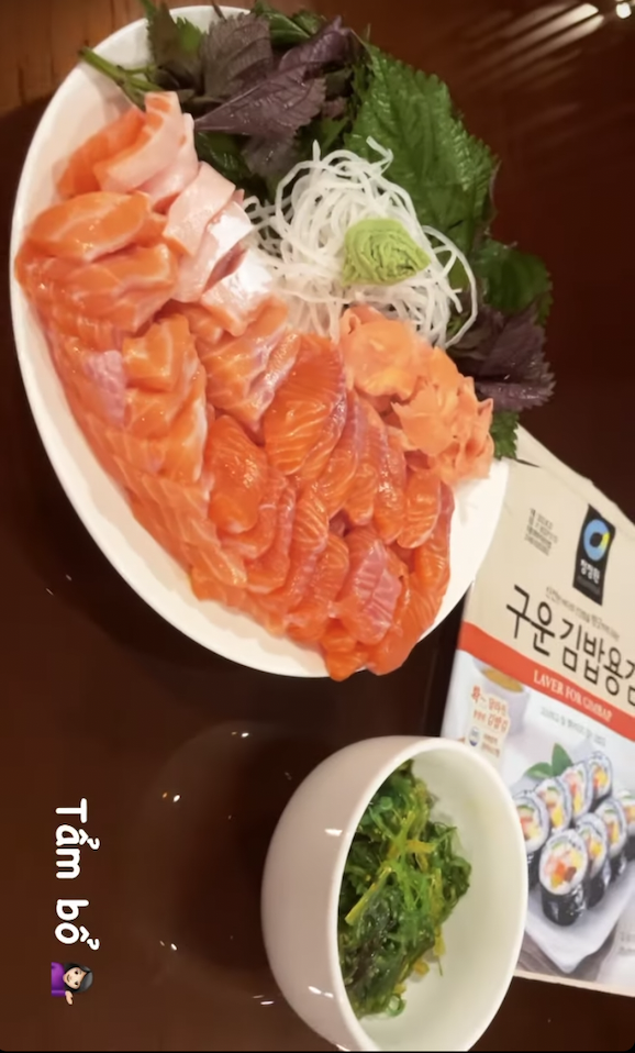 Văn Mai Hương và đĩa sashimi vô cùng tươi ngon ăn kèm rong biển. Theo cô nàng thì món ăn này giúp cô 'tẩm bổ' trong mùa dịch.