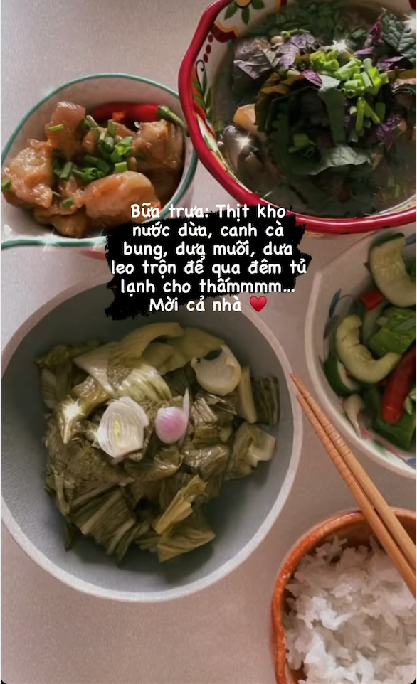 Bữa trưa nay nhà Phạm Quỳnh Anh có thịt kho nước dừa, canh cà bung, dưa muối và dưa chuột trộn. Tuy khá đơn giản nhưng các món ăn này cực kì 'đưa cơm' nhé.