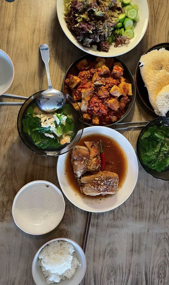 Chàng người mẫu Quang Đại hôm nay cũng có một bữa ăn vô cùng 'thịnh soạn' với rau sống, dưa leo, cá kho, canh cải nấu thịt và cơm cháy.