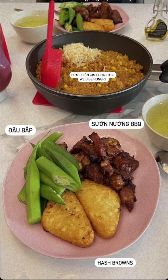Không chỉ chuẩn bị một đĩa đầy ắp sườn nướng BBQ, bánh khoai tây bào chiên và đậu bắp, cô nàng beauty blogger Mai Vân Trang còn có một chảo cơm chiên kim chi 'siêu to khổng lồ' dành cho 'tình huống' ăn hết đĩa thức ăn mà vẫn đói.