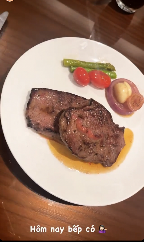 Hôm nay, bếp nhà ca sĩ Văn Mai Hương có beefsteak ăn kèm măng tây và cà chua bi.