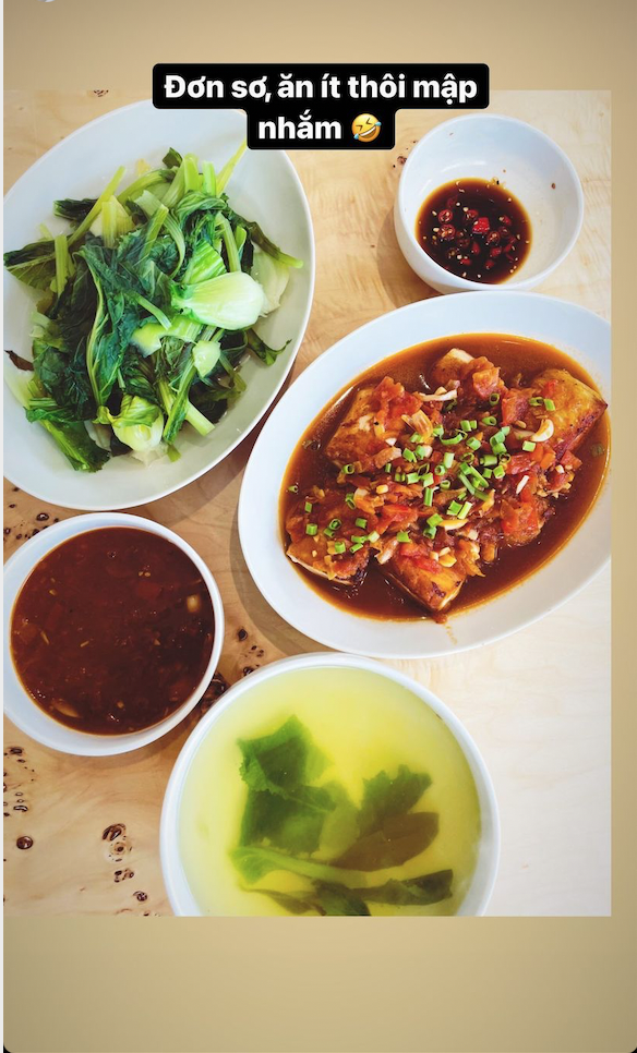 Có lẽ vì lo lắng không thể giữ dáng mà bữa ăn hôm nay nhà Hồ Ngọc Hà khá đơn giản, chỉ có rau luộc và một đĩa đậu sốt cà chua.