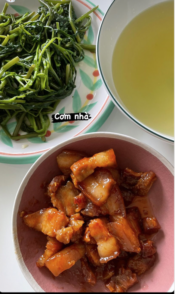 Mâm cơm nhà Phạm Quỳnh Anh hôm nay khá đơn giản, chỉ có rau muống luộc, thịt kho và nước rau luộc nhưng vẫn khiến khối người phải thèm.