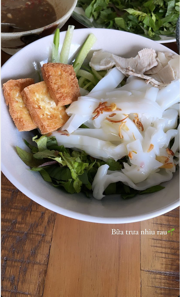 Bữa trưa nhiều rau của Minh Triệu với một bát ngập rau ăn kèm chút thịt luộc, đậu rán và bánh phở.