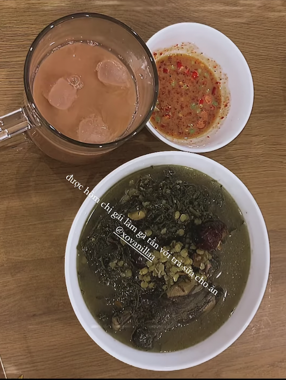 Trà sữa và gà tần là combo bữa ăn hôm nay của Jun Vũ. Cô nàng thật may mắn khi được chị gái chuẩn bị cho bữa ăn vô cùng thịnh soạn như thế này.