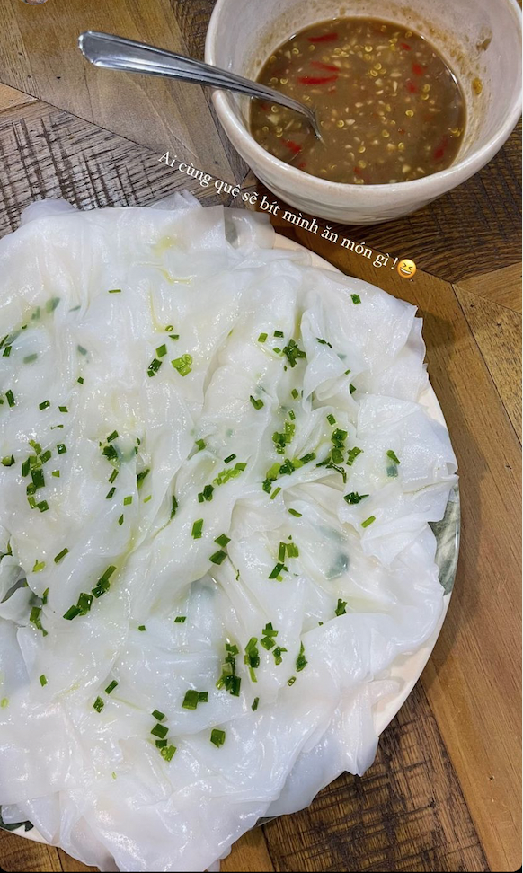Vốn quê ở xứ Nẫu Phú Yên, thế nên không có gì ngạc nhiên khi siêu mẫu Minh Triệu hôm nay khoe món bánh ướt đặc sản quê mình. Chỉ cần một đĩa bánh ướt mướp mịn chấm kèm chén mắm cay xè thì 'chuẩn vị' cho một bữa sáng đầy đủ.