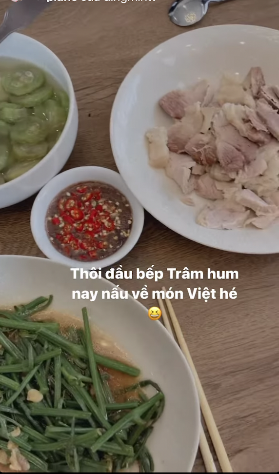 Cô 'đầu bếp' Trâm hôm nay đã quay về với menu toàn các món Việt với thịt luộc, canh mướp và rau xào. Nhìn mâm cơm tuy đơn giản nhưng ngon mắt và vẫn đầy đủ chất dinh dưỡng.
