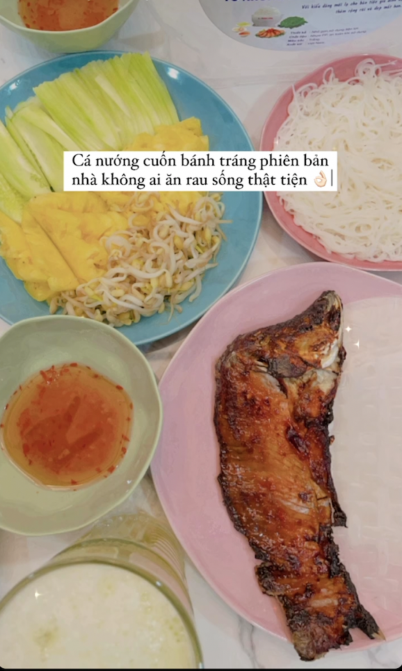 Luôn lọp top những beauty blogger chăm chỉ chia sẻ bữa cơm hàng ngày trên mạng xã hội nhất, Mai Vân Trang trưa nay có cá nướng cuốn bánh tráng 'phiên bản không rau' vừa nhanh gọn lại nhẹ bụng.