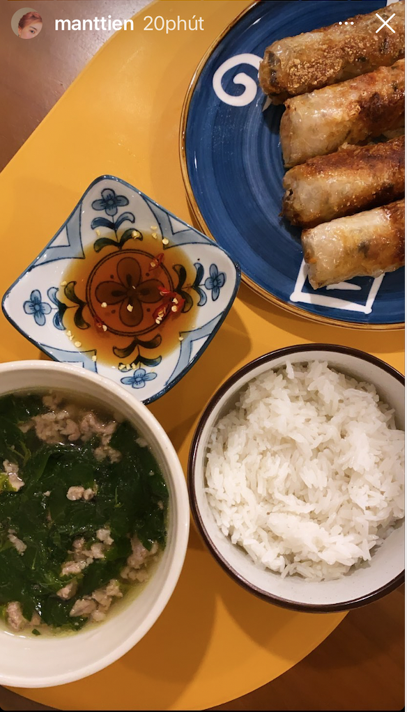 So với nhiều người nổi tiếng khác, Mẫn Tiên, một phần của 'bộ ba sát thủ' năm nào hôm nay có bữa ăn khá đơn giản với canh cua và nem rán ăn cùng cơm trắng.