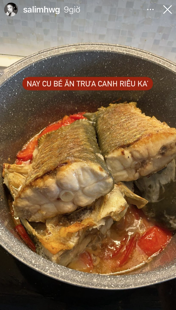 Hot girl Hà Thành Salim hôm nay có món canh riêu cá cho bữa trưa.
