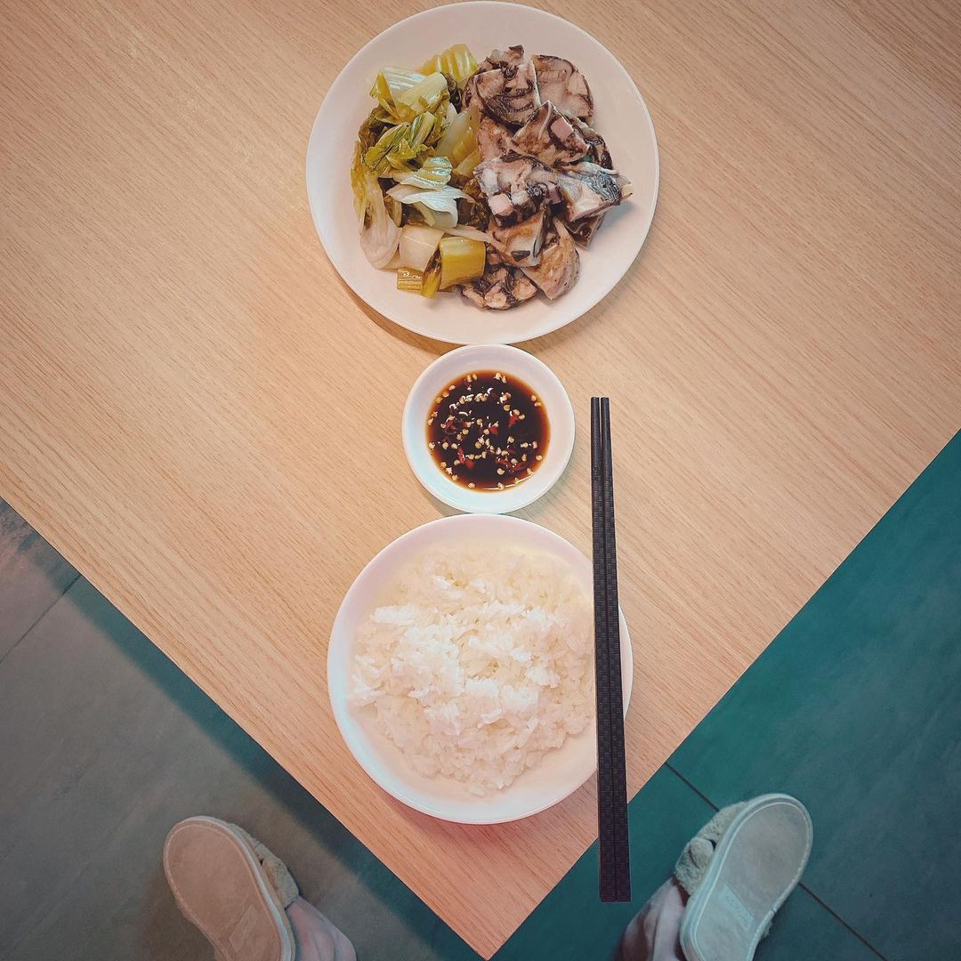 Quang Trung hôm nay ăn phần cơm xuất sắc cho trời mưa: cơm nóng kèm giò xào, dưa chua. Thế nhưng style đi dép 'độc lạ' vẫn khiến netizen phân tán tư tưởng thay vì tập trung vào bữa cơm đơn giản nhưng ngon lành kia.
