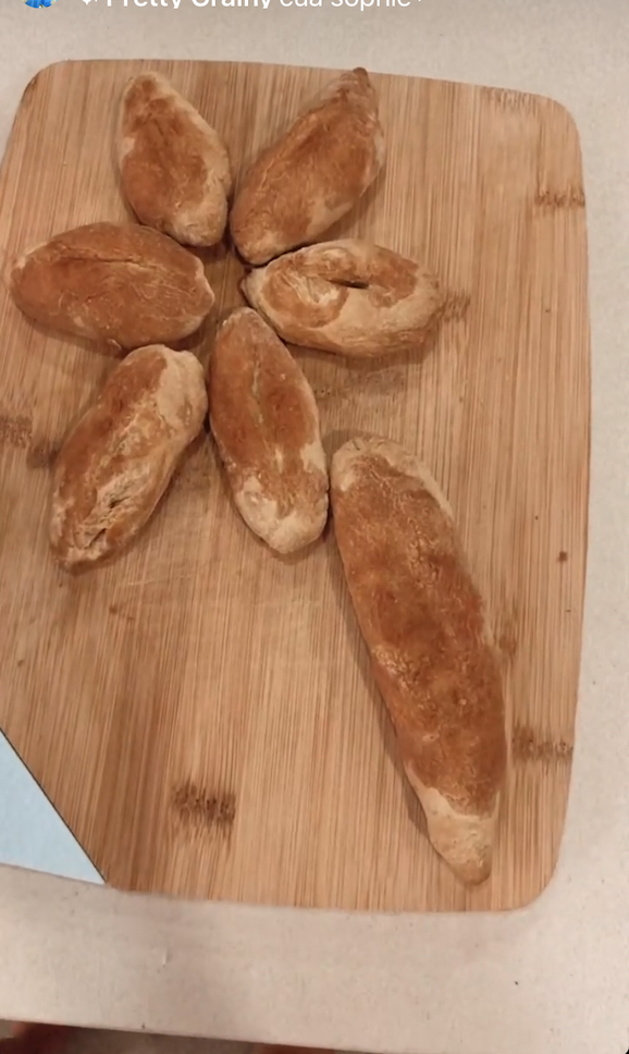 Gia đình H'Hen Niê hôm nay nhanh chóng bắt trend Tiktok với món bánh mì nhìn khá chất lượng.
