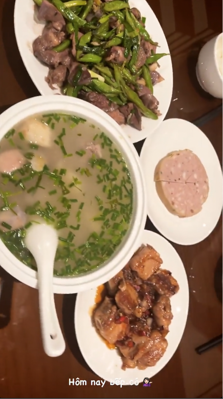 Ca sĩ Văn Mai Hương hôm nay cũng có một bữa ăn khá thịnh soạn với đầy đủ các món hấp dẫn như giò bò, tim xào, sườn xào chua ngọt và canh khoai.