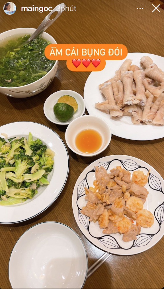 Mâm cơm nhà Mai Ngọc khá đơn giản với chân gà luộc, tôm thịt rang, canh rau và súp-lơ xào, thế nhưng vậy là đủ cho một bữa tối mùa hè bổ dưỡng rồi.