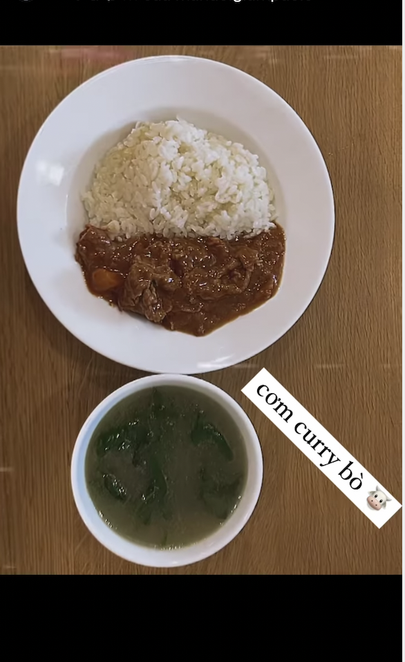 Jun Vũ có bữa ăn đơn giản với cơm curry bò và canh.