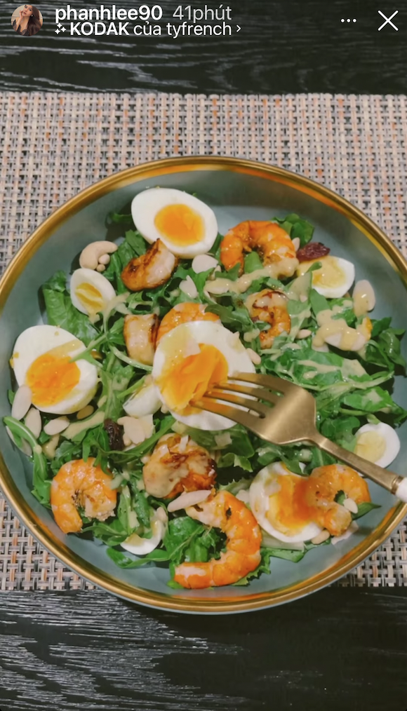 Bữa ăn trong thời gian ở cữ của Phanh Lee hôm nay là món salad tràn ngập topping trứng luộc, tôm... vừa đủ chất lại không lo tăng cân.