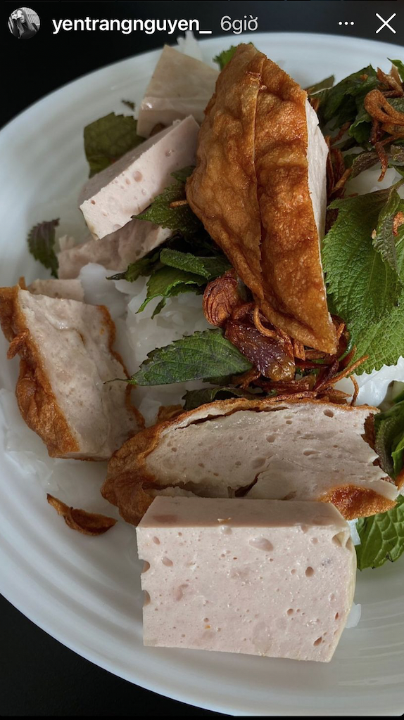 Đĩa bánh tráng ăn kèm chả và giò lụa của Yến Trang quả là 'mơ ước' cuả nhiều người trong mùa dịch này.