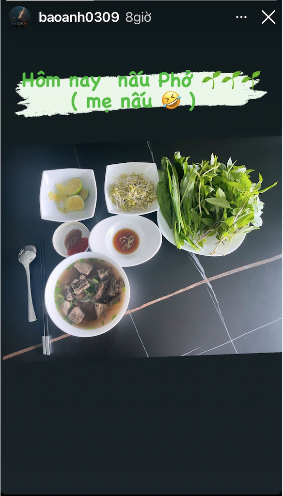 Bữa ăn của Bảo Anh hôm nay chính là món phở mẹ nấu với đầy đủ các gia vị và rau sống ăn kèm. Mẹ Bảo Anh vốn kinh doanh hàng ăn rất nổi tiếng ở Sài Gòn nên việc đồ ăn ngon là điều tất nhiên.