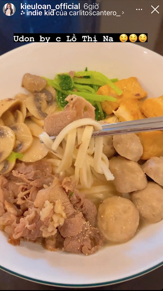 Á hậu Kiều Loan khoe tài nấu nướng với món mì udon nhìn rất hấp dẫn với topping khá chất lượng.