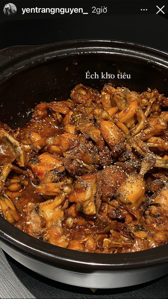 Bếp nhà ca sĩ Yến Trang hôm nay có món ếch kho tiêu 'tốn cơm'.