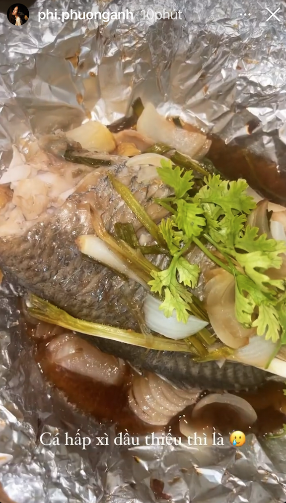 Bếp bà Phí hôm nay có món cá hấp xì dầu, tuy thiếu thì là nhưng món cá của Phí Phương Anh hôm nay vẫn vô cùng hấp dẫn.