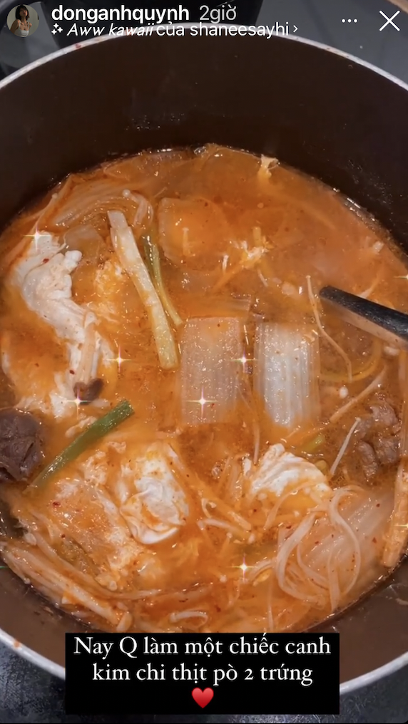 Sau một hành trình đi siêu thị vất vả, Đồng Ánh Quỳnh có bữa tối đơn giản với canh kim chi thịt bò 2 trứng.
